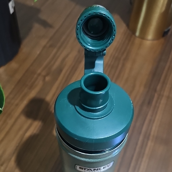 21 Oz Stanley Hammered Green Stainless Steel Bottle - Picture 3 of 4